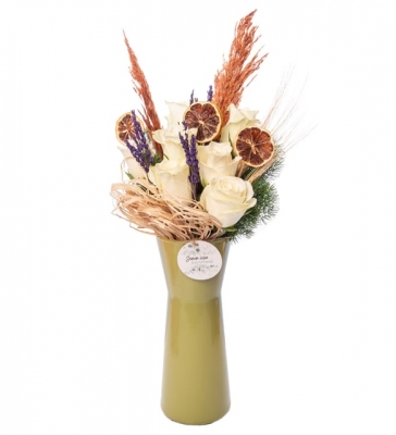 Zeytin Yeşili Cam Vazoda 7 Beyaz Gül ve Lavantalar Sur Çiçek Siparişi - Diyarbakır çiçek siparişi