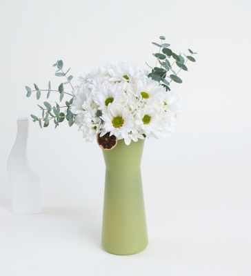 Zeytin Yeşili Cam Vazoda Beyaz Papatya Buketi diclekent çiçek